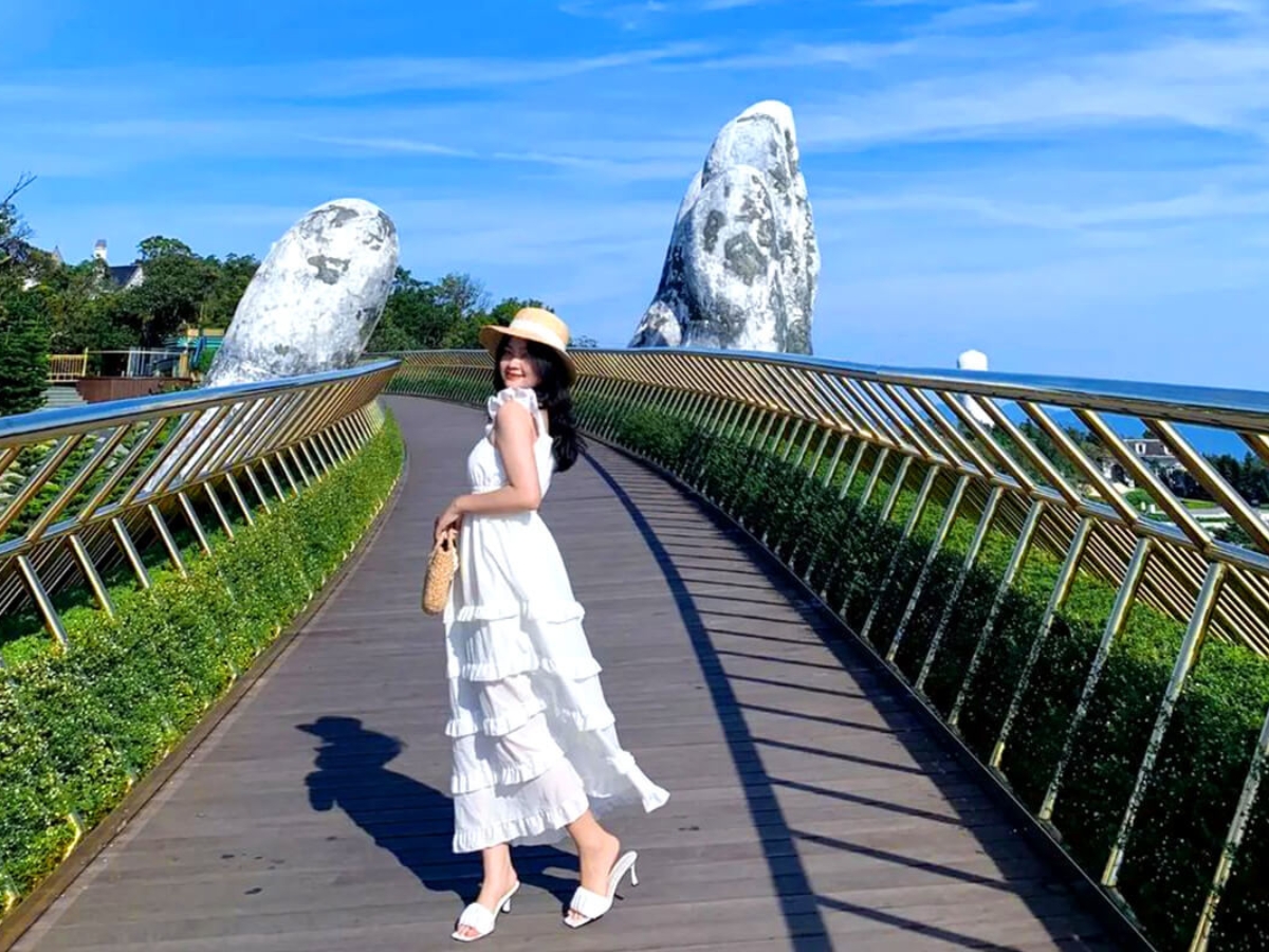 Du khách lựa chọn trang phục phù hợp để vừa check-in vừa thoải mái khám phá Bà Nà Hills.