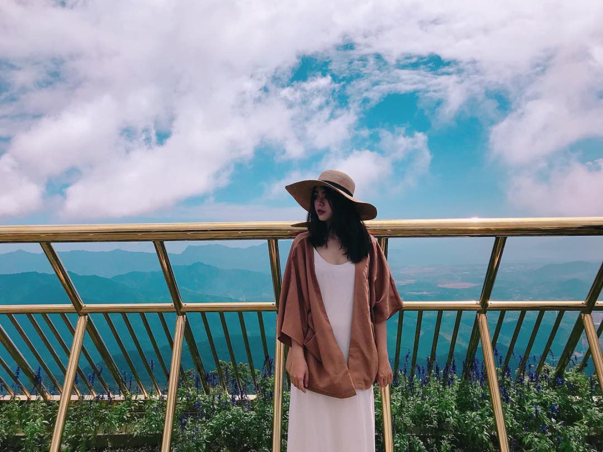 Du khách chuẩn bị mũ để che nắng khi tham quan và vui chơi tại Bà Nà Hills.