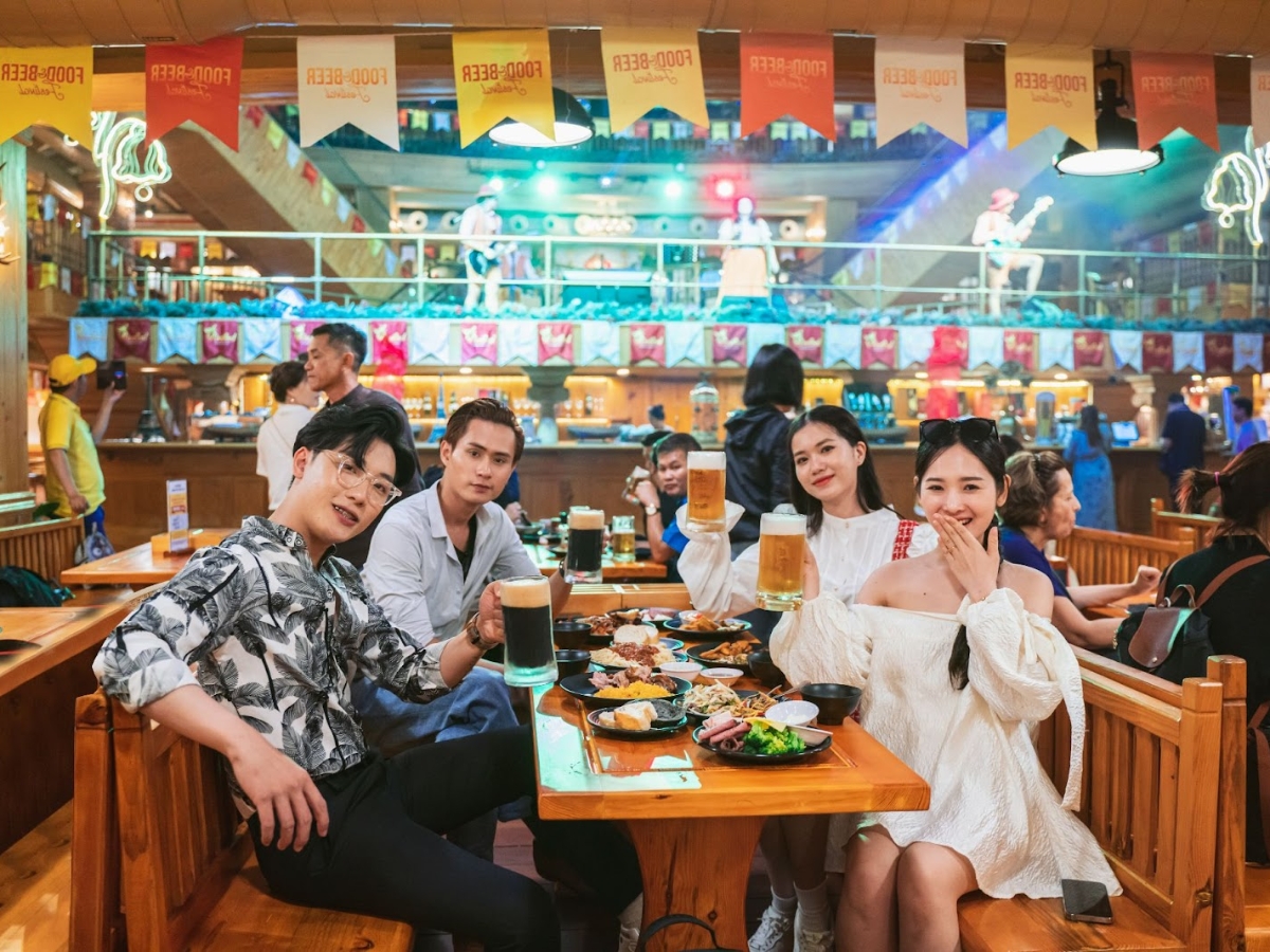 Beer Plaza là điểm hẹn lý tưởng để vui chơi, ăn uống và hòa mình vào không khí náo nhiệt tại Ba Na Hills.