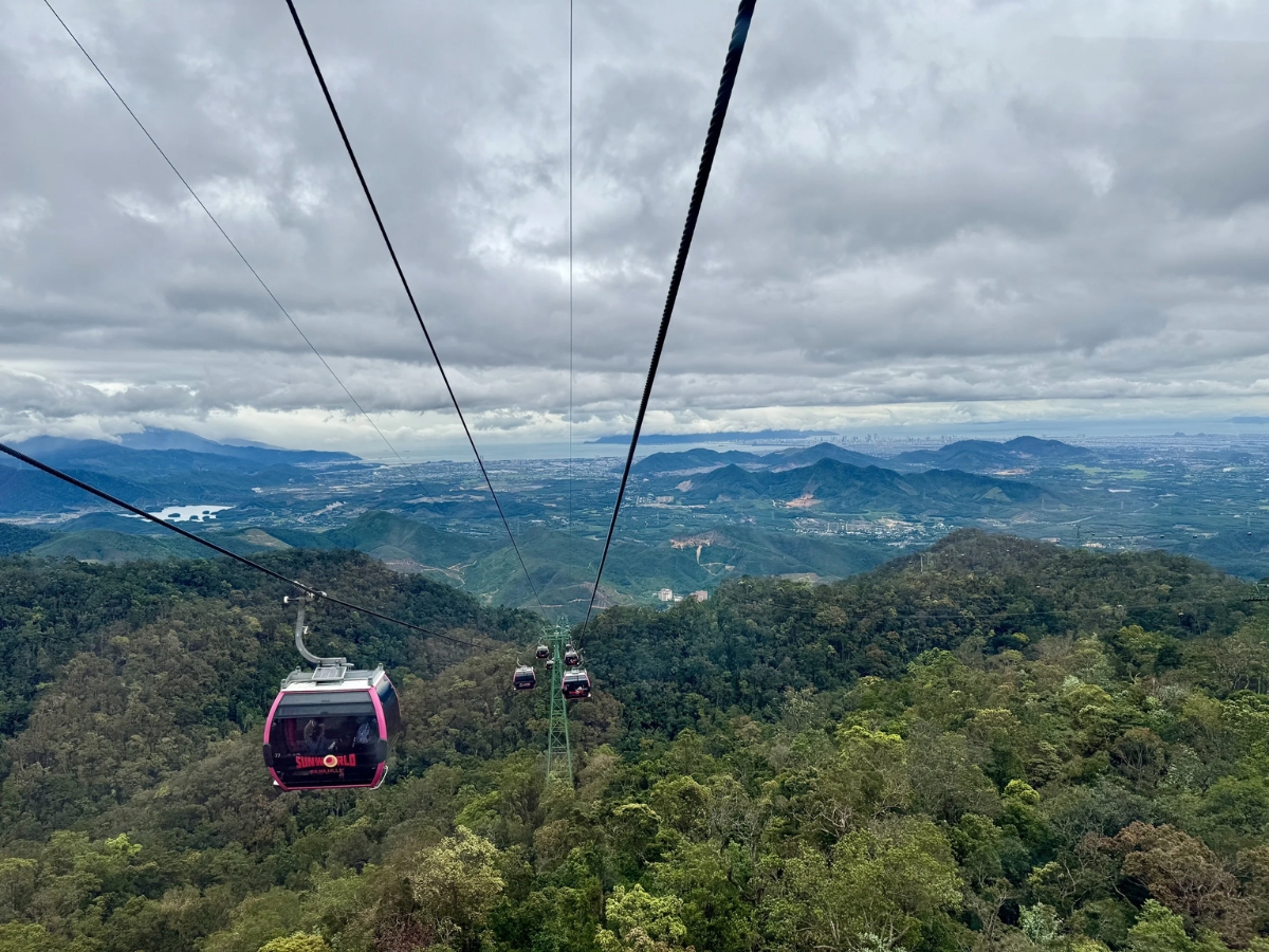 Cáp treo Bà Nà Hills sở hữu chiều dài ấn tượng vừa giúp du khách di chuyển nhanh chóng lên đỉnh núi.