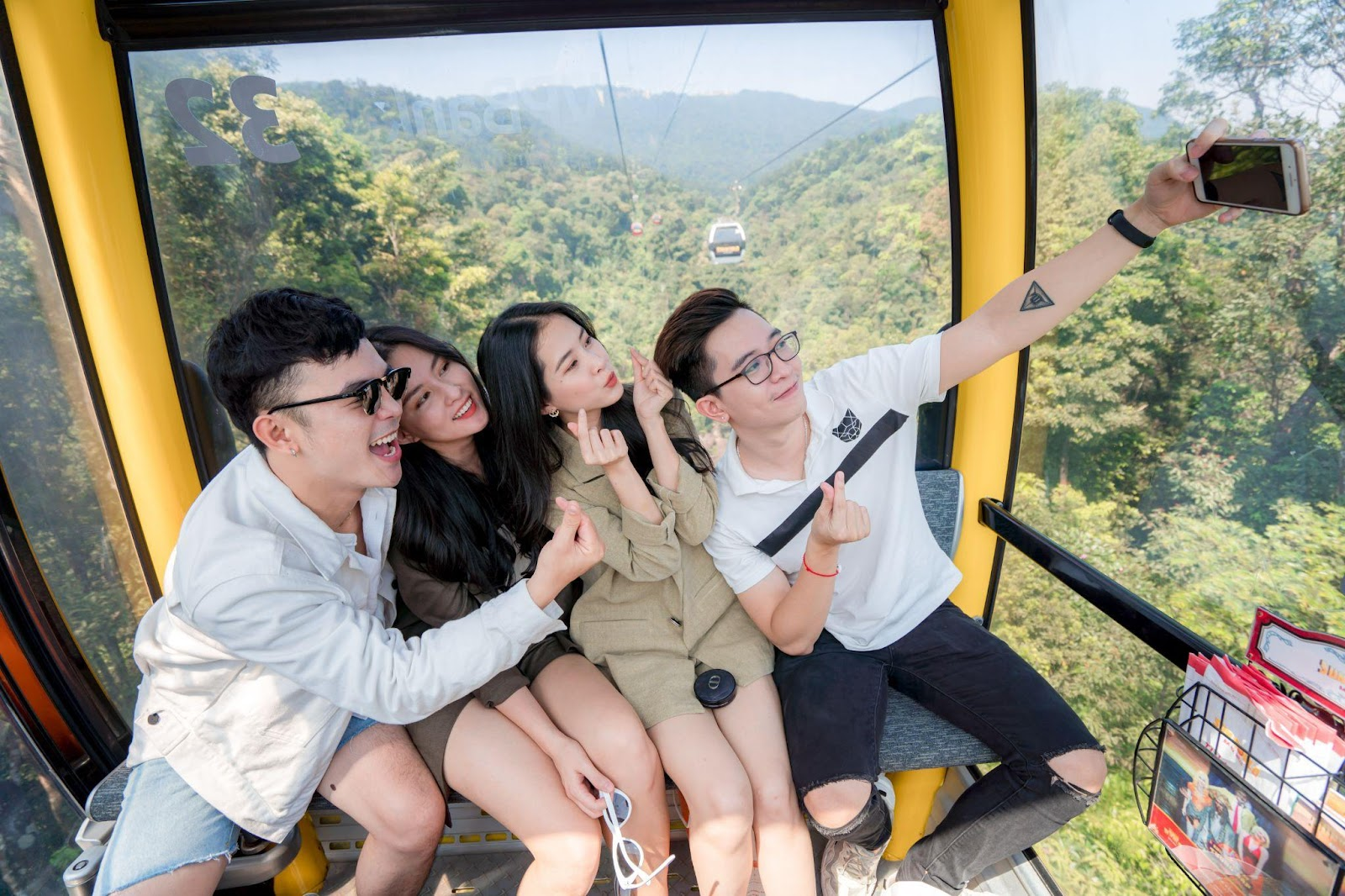 Du khách check-in cùng cáp treo Bà Nà Hills để ghi lại khoảnh khắc giữa núi rừng xanh mát. 