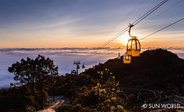 Đặc biệt, bạn sẽ thấy mình nhỏ bé, an yên hơn bao giờ hết khi ngồi trên cáp treo vào buổi chiều tà trong khung cảnh hoàng hôn lãng mạn.