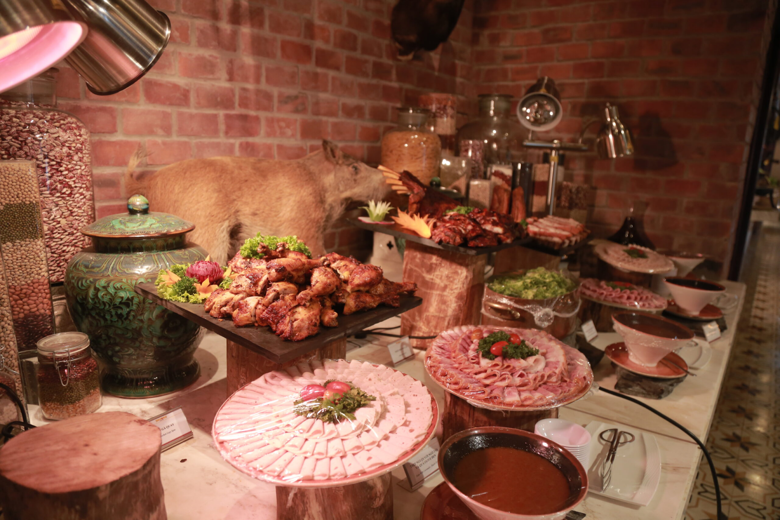 Thực khách thưởng thức buffet hơn 90 món tại Arapang