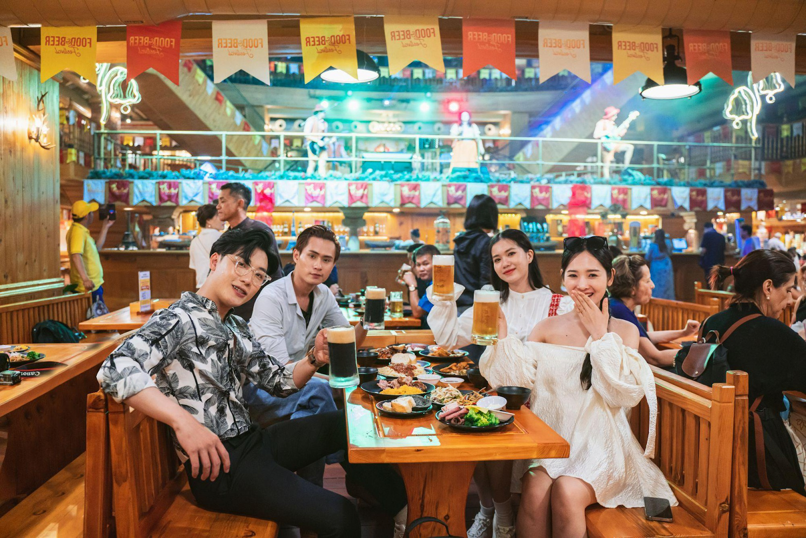 Thực khách thưởng thức bia Đức và ẩm thực đa dạng trong không khí lễ hội tại Beer Plaza