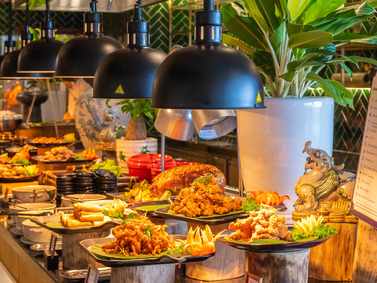 Combo Bà Nà Hills bao gồm vé buffet trưa với nhiều món ăn thơm ngon, hấp dẫn. 
