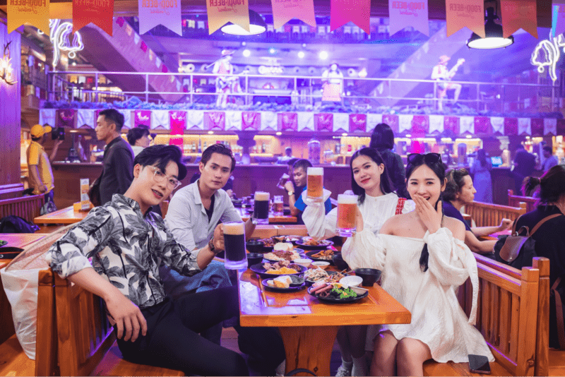 Đêm Countdown thân tình cùng người thân, bạn bè ngồi bên nhau chờ đón năm mới