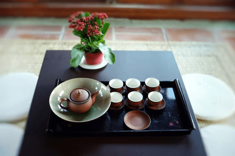 Bàn trà đơn giản, thanh lịch bên trong Trú Vũ Trà Quán