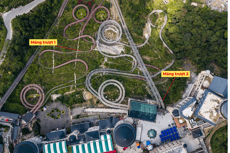 Trò chơi Máng trượt có 2 đường trượt với 3 vòng xoắn kép đỉnh cao, mang đến cho du khách cảm giác mạo hiểm thú vị khi cua gấp