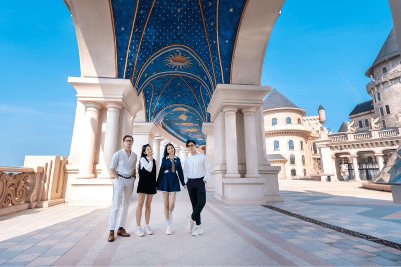 Trần hành lang nổi bật với hàng loạt các bức tượng thiên thần đồng ca uy nghi, tráng lệ