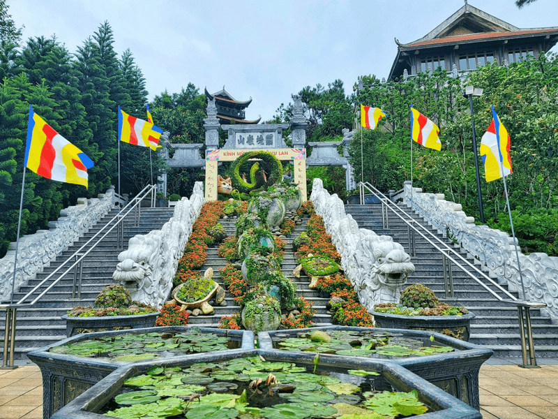 Lối dẫn đến Linh Phong Thiền Tự ngập tràn sắc xanh của thiên nhiên