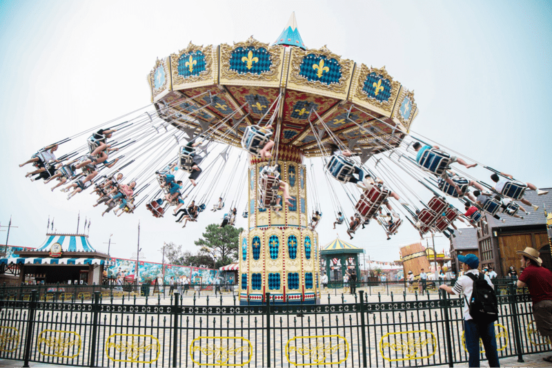 Đu bay diệu kỳ là trò chơi mang lại cảm giác mạo hiểm, phấn khích khi quay tốc độ nhanh và cao