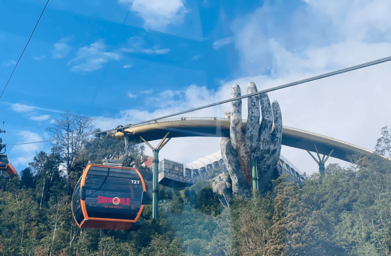 Khi dần đến đỉnh núi, những công trình biểu tượng của Ba Na Hills sẽ hiện ra bề thế, oai vệ giữa mây ngàn