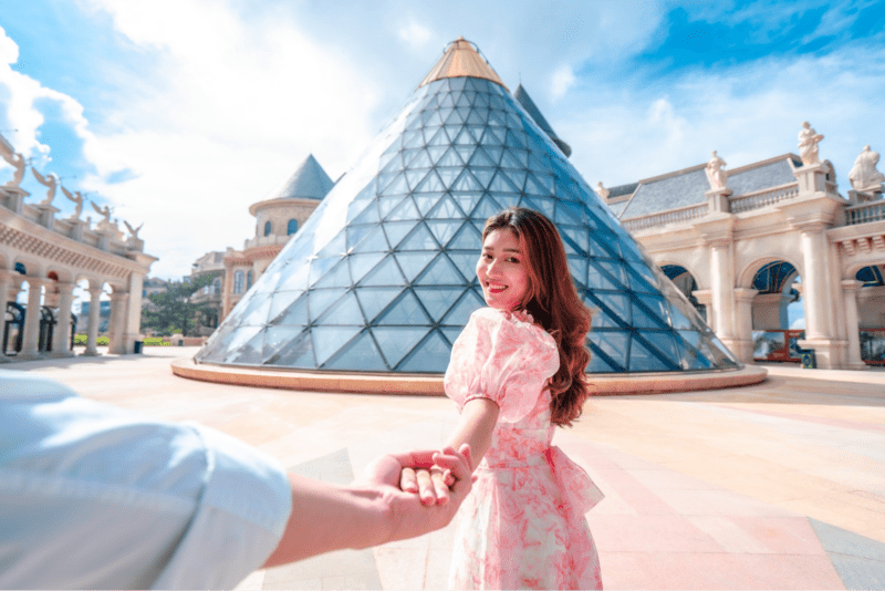 Tòa tháp chóp kính khổng lồ là địa điểm được nhiều người “nháy ảnh”