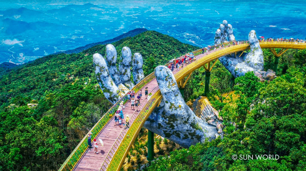 Cầu vàng - địa diểm tham quan Ba Na Hills không thể bỏ lỡ !