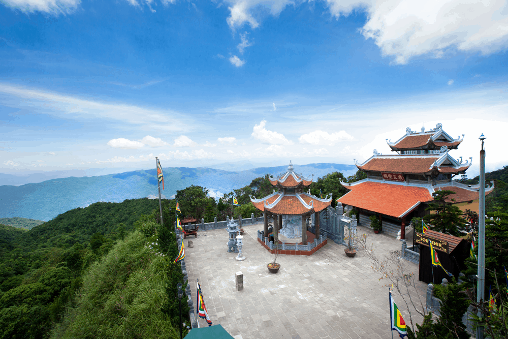 Đền Lĩnh Chúa Linh Từ trên đỉnh Bà Nà an nhiên, thanh tịnh.