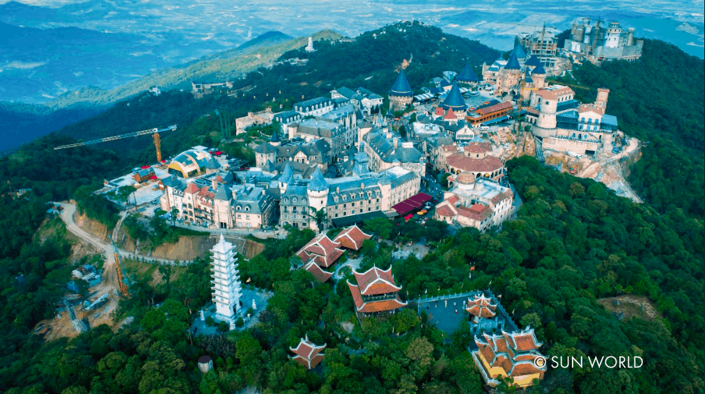 Bà Nà Hills - Khu du lịch đầu tiên của Việt Nam được World Travel Awards khu vực châu Á- châu Đại Dương vinh danh là “Công viên chủ đề hàng đầu Việt Nam 2019”.