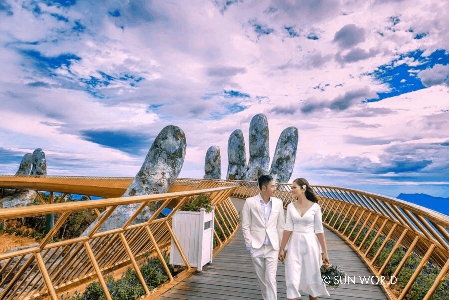 Ở Cầu Vàng, chỉ cần đưa máy ảnh lên là sẽ có những tấm hình “vi diệu"