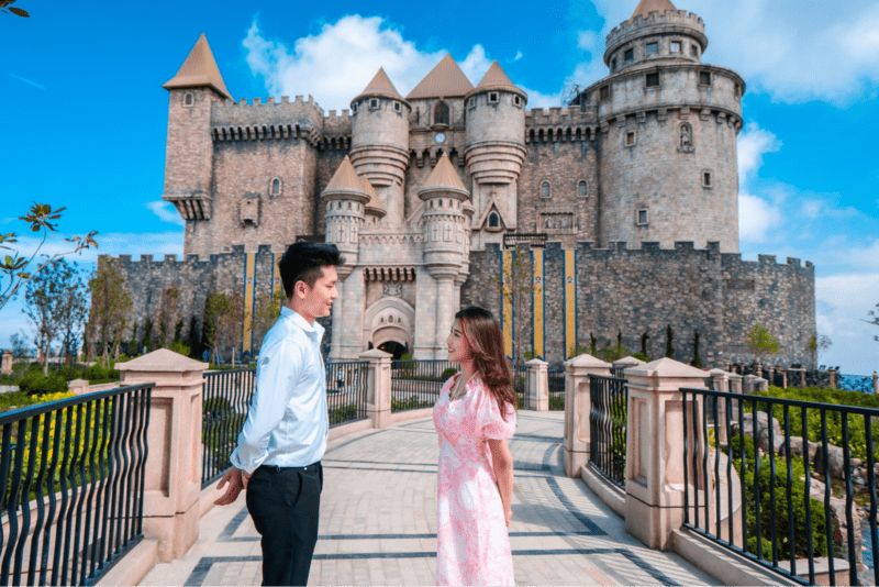 Check-in ở Lâu đài Mặt Trăng cho ra những tấm hình "tình như cổ tích"
