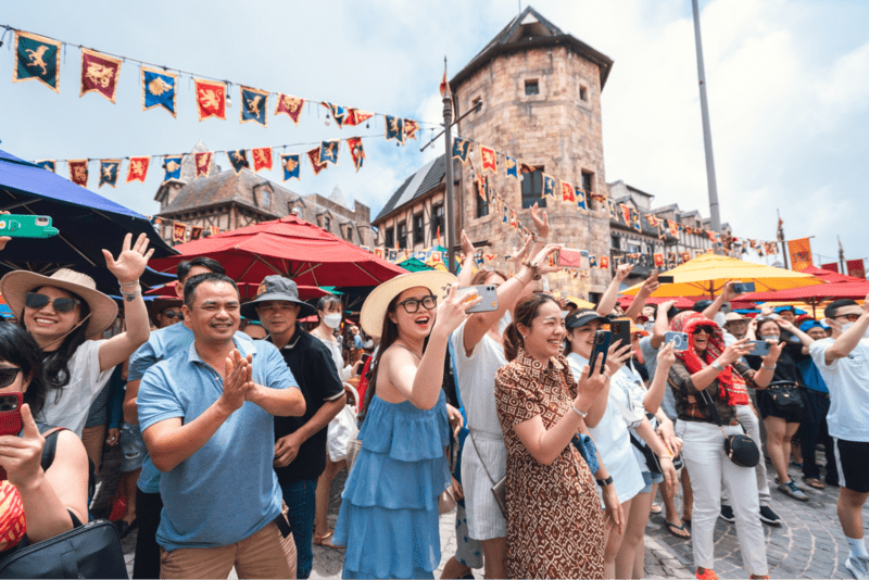 Không khí lễ hội B'estival tưng bừng và tràn đầy niềm vui
