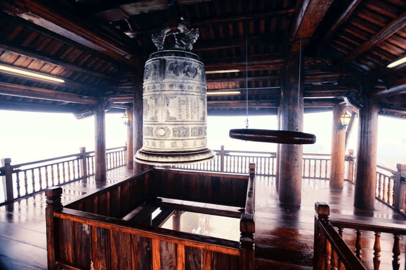Chiếc chuông đúc bằng đồng nguyên khối nặng 1 tấn, được điêu khắc tỉ mỉ xung quanh thân chuông