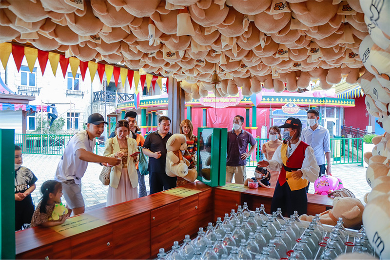Du khách trải nghiệm trò chơi tại Fantasy Park