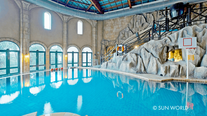 Bể bơi trong nhà tại khách sạn Mercure Ba Na Hills 