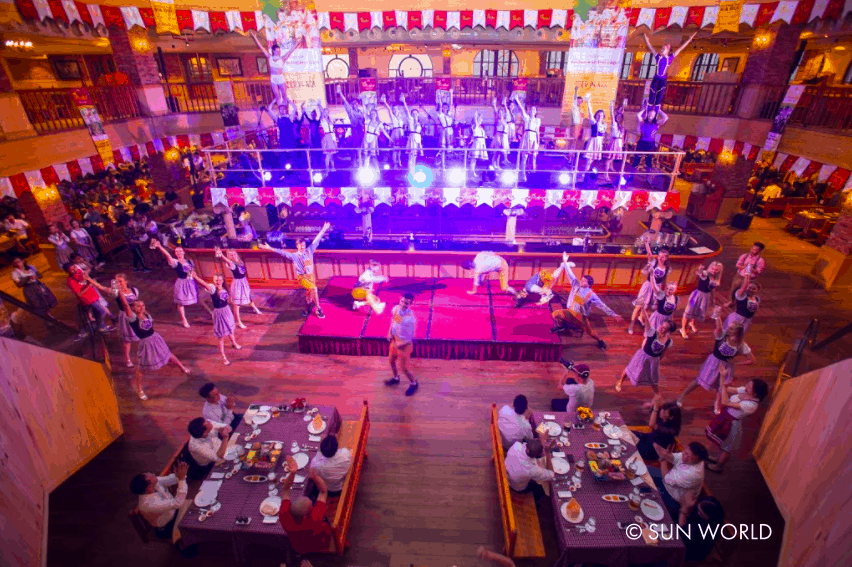 Âm nhạc sôi động tại Beer Plaza mang đến cho du khách giây phút ăn uống thú vị 