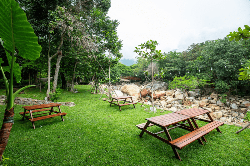 43 Khu Vuc An Uong Ngoai Troi Lang Man Cua Suoi Luong Hai Van Park