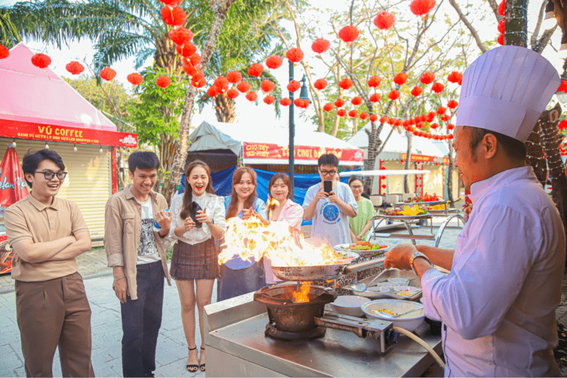 7 Khu Am Thuc Da Dang Va Ruc Ro Sac Mau Cua Cong Vien Chau A