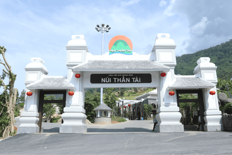 90 Cong Vao Khu Du Lich Nui Than Tai