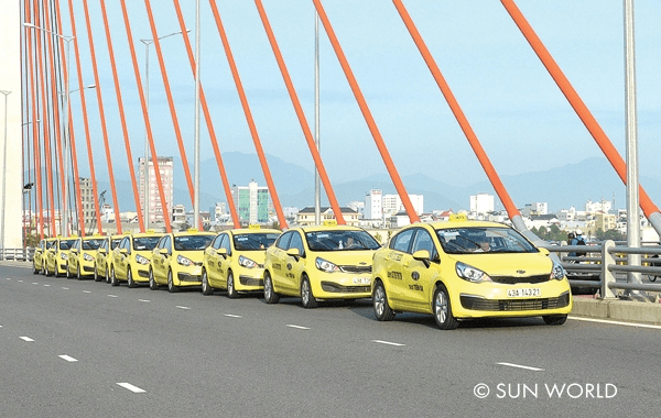 Taxi là phương tiện phù hợp nhất với gia đình có con nhỏ khi di chuyển đến Bà Nà.