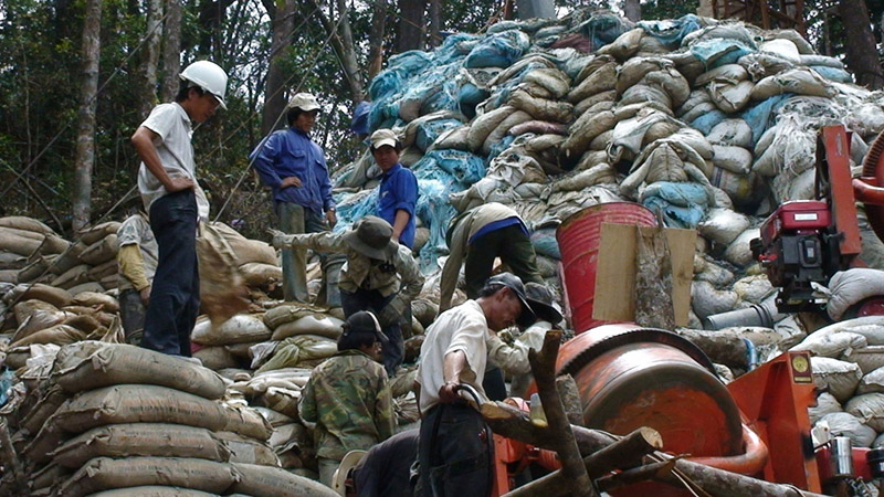 Nguyên vật liệu do nhóm thi công tự mang lên núi