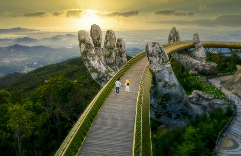 Đón bình minh trên Cầu Vàng