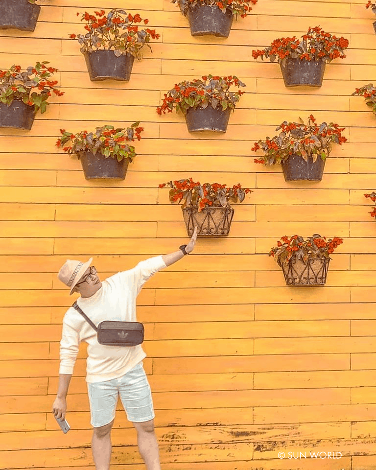 Quần short cá tính kết hợp với áo thun là gợi ý lý tưởng cho các bạn nam khi đi Bà Nà