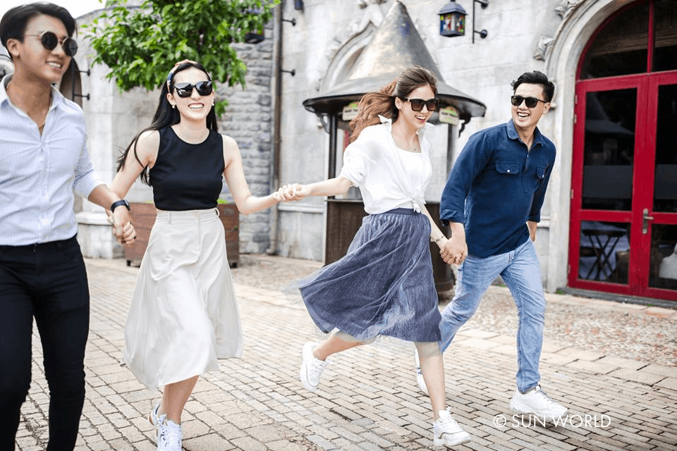 Giày thể thao sẽ giúp bảo vệ đôi chân của bạn tốt nhất trong quá trình vui chơi ở Bà Nà