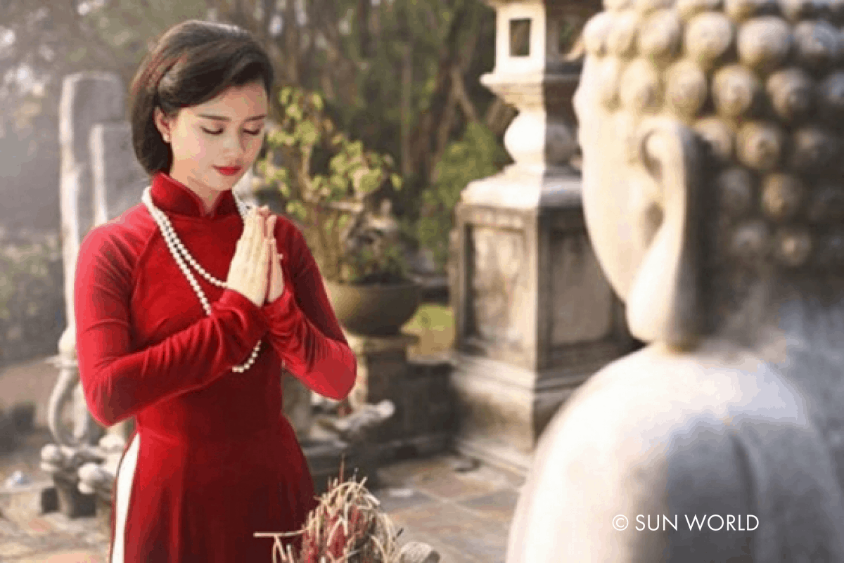 Áo dài là trang phục được chọn nhiều nhất khi đến các điểm tâm linh tại Bà Nà