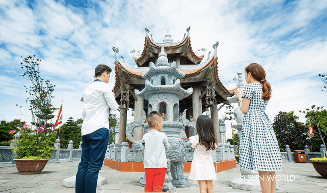 Trang phục gọn gàng, kín đáo sẽ phù hợp nhất khi đến tham quan các điểm tâm linh ở Bà Nà