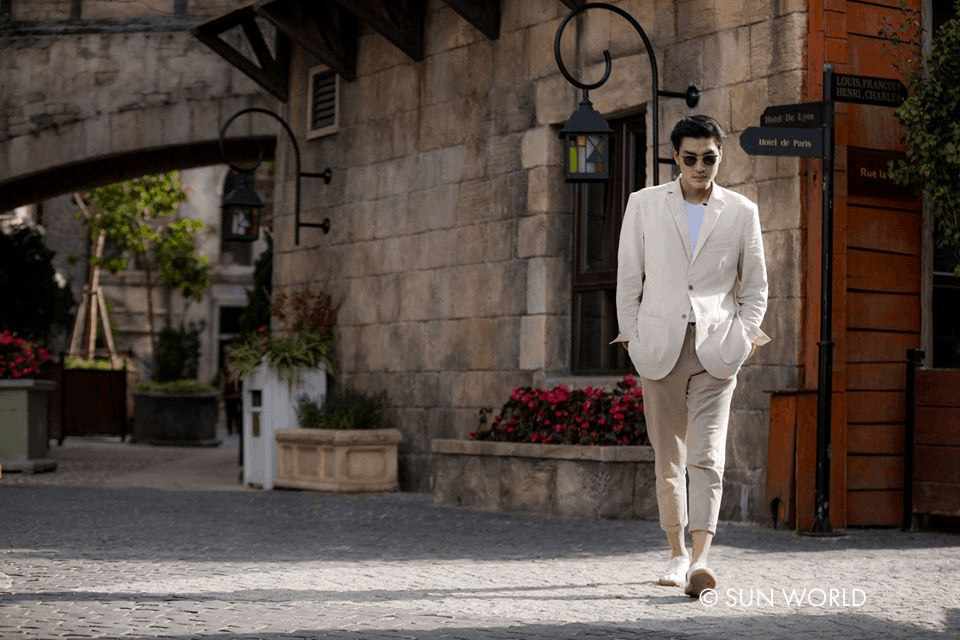 Một bộ vest gam màu vintage giúp các chàng có những tấm hình tone - sur - tone với kiến trúc Pháp cổ tại Làng Pháp Ba Na Hills