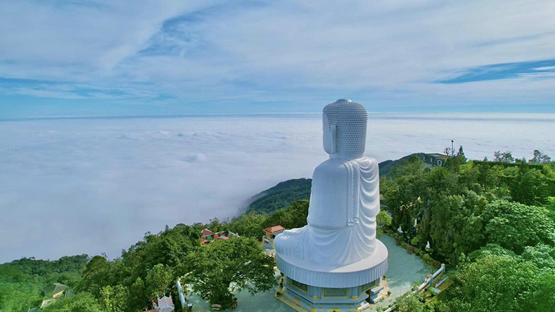 Không gian chùa Linh Ứng Bà Nà