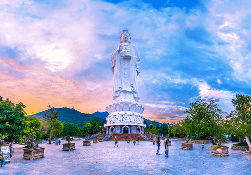 Tượng Bồ Tát Quan Thế Âm khổng lồ