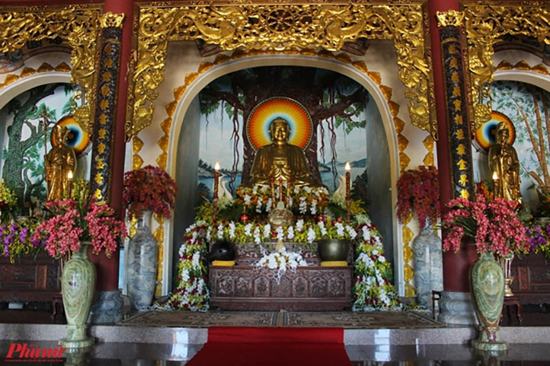 Tượng Phật bằng đồng ở khu chánh điện