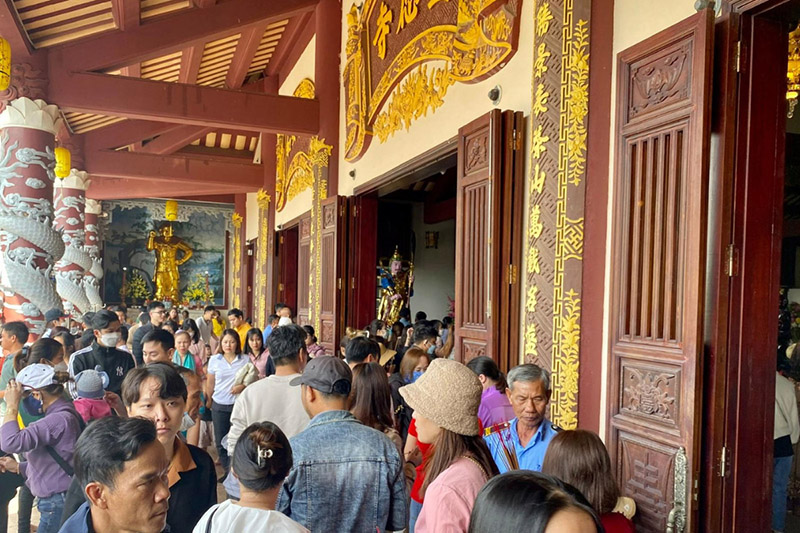 Du khách đến thăm chùa Linh Ứng Bãi Bụt