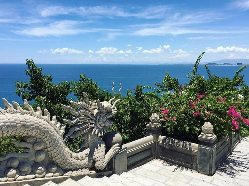 Hình rồng uốn lượn quanh bậc thang chùa