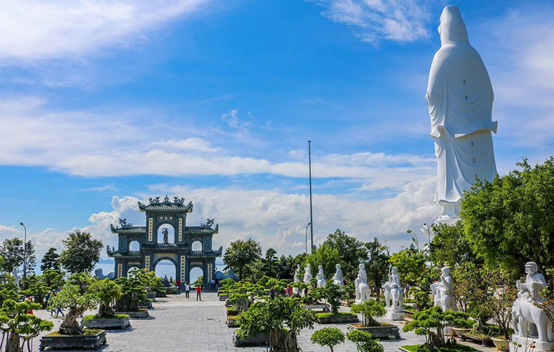 Khung cảnh tại sân tượng La Hán