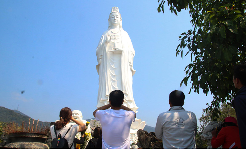 Du khách thành tâm khấn vái