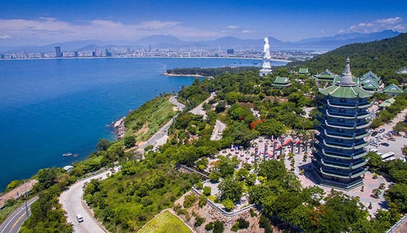 Thành phố Đà Nẵng nhìn từ chùa Linh Ứng Bãi Bụt