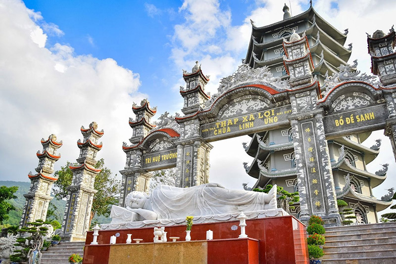 Tượng Phật Thích Ca ở tháp Xá Lợi