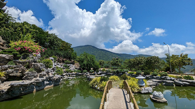 Hồ trong vườn Lộc Uyển