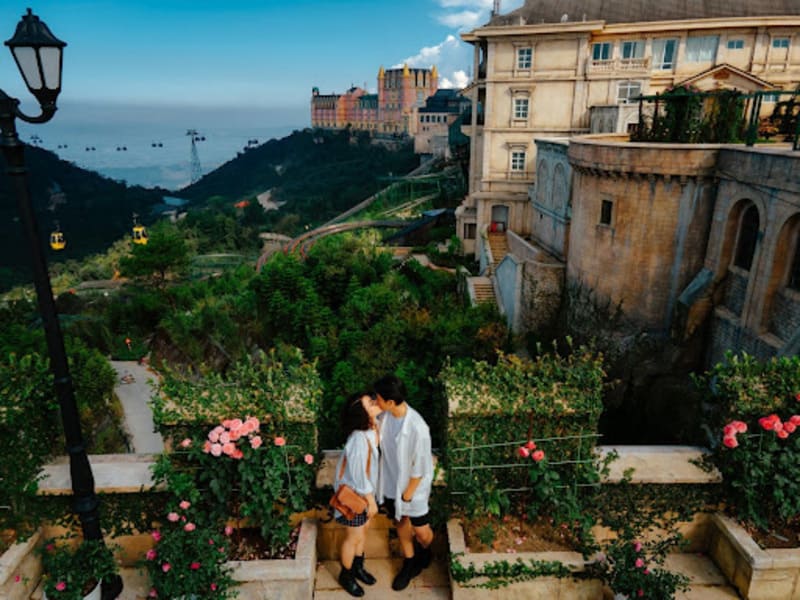 Khung cảnh lãng mạn của vườn hoa Le Jardin D’Amour  khi chiều tà