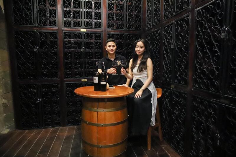 Thưởng thức rượu vang tại Hầm rượu Debay là một trải nghiệm thú vị